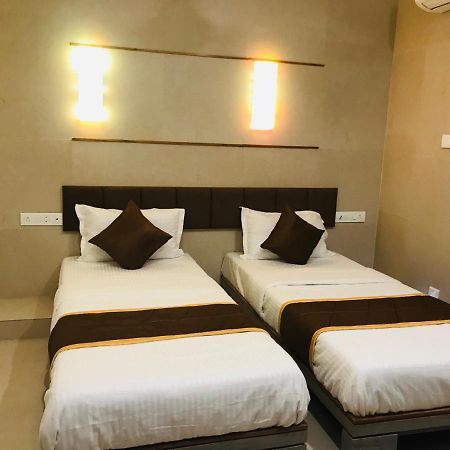 Hotel Blue Berry Ґандінаґар Екстер'єр фото