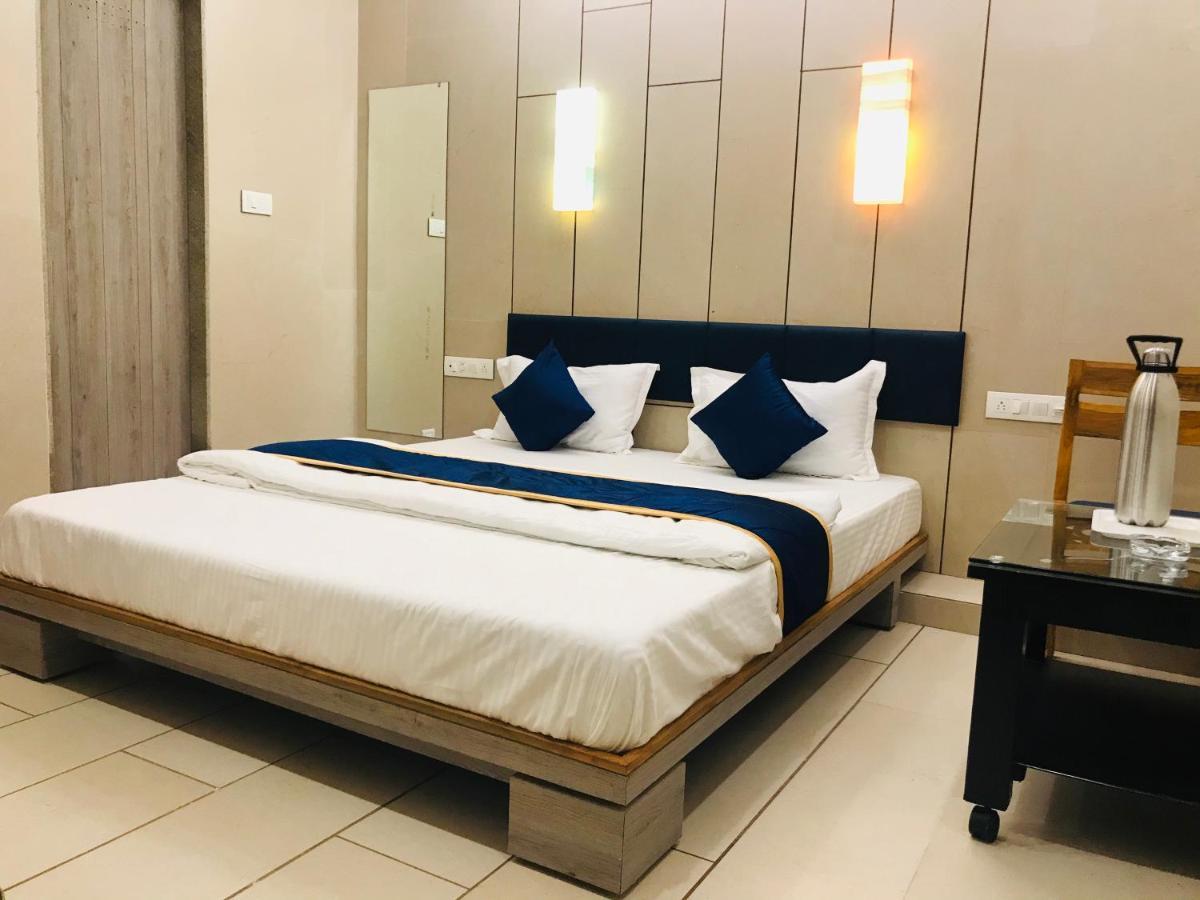 Hotel Blue Berry Ґандінаґар Екстер'єр фото