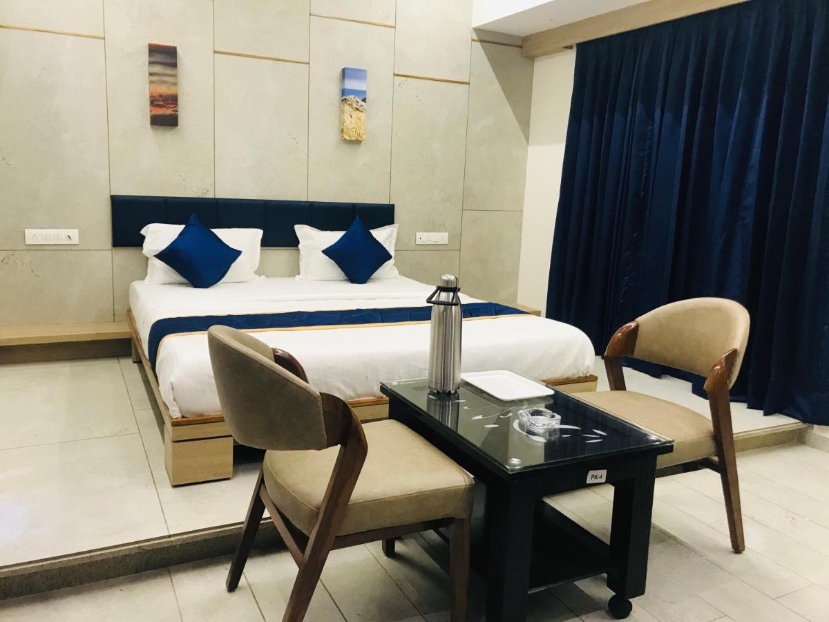 Hotel Blue Berry Ґандінаґар Екстер'єр фото